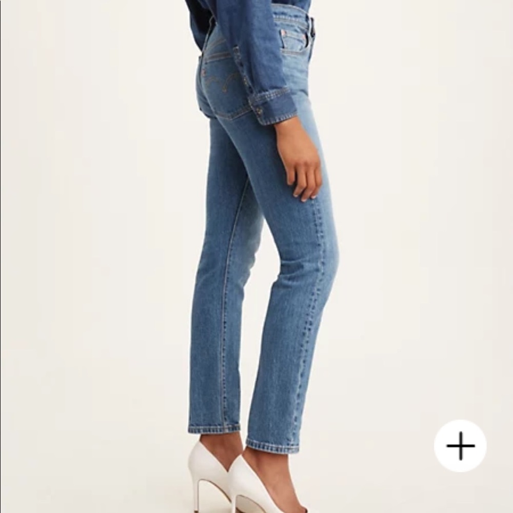 Levi’s 501 Skinny Jean with distress / Medium Wash / W27 L28